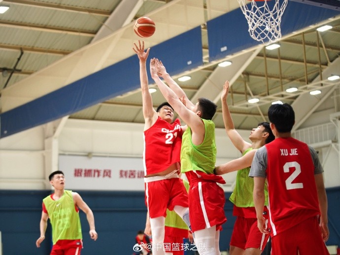  本周训练已进入对抗阶段！中国男篮最新训练图集新鲜出炉